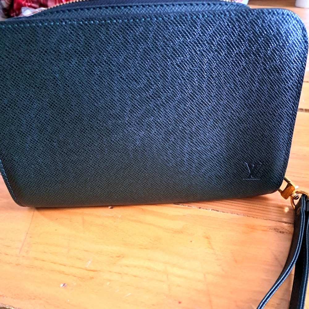 Louis vuitton taiga basically clutch